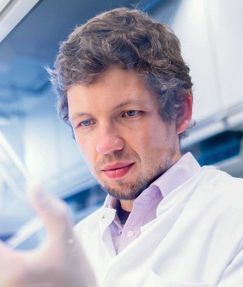 Dr. Sven Borchmann, founder of LIQOMICS, in the laboratory
